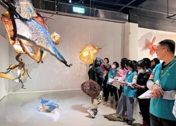 10件大型作品創造驚豔美感！ 中市纖博館「光之纖維展」即日起開跑