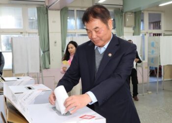 2024大選今舉行   鍾東錦伉儷投票呼籲選賢與能