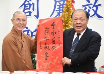海天佛刹贈臘八粥  陳光復感謝把平安、溫暖帶給縣府員工