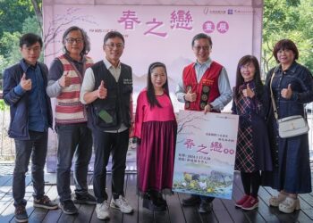 國際口足畫家楊恩典老師「春之戀」特展 新威遊客中心浪漫開展