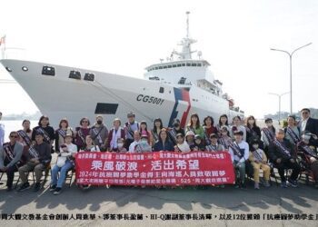 癌童登最大海巡嘉義艦向海巡致敬  管碧玲：抗癌與救難 都是「我在這裡我不放棄」