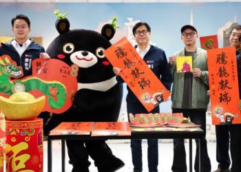 開箱龍年春聯及開運紅包 陳其邁祝賀市民興隆平安、龍年行大運