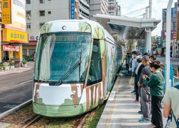 高雄輕軌環線全線通車  新規定搭乘體驗全新輕軌旅程