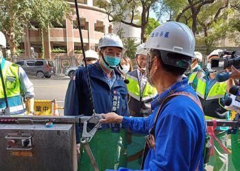 吊籠清洗外牆藏風險 高市勞長率隊促強化作業管制與安全檢點