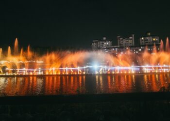 萬年溪夜晚化身巨龍翱翔屏東 綻放無限之光