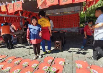 羅騰園義賣春聯，蔣月惠坐鎮指揮 – 屏東奇人 弱勢代言