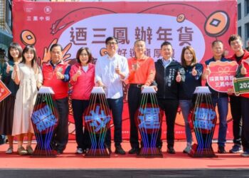 高雄過好年系列活動三鳳中街開跑  陳其邁首發小紅包 啟動年貨大街