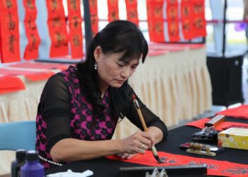 神龍舞躍來迎福 南院咚鏘樂踏春 故宮南院邀書法家迎春揮毫