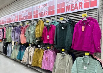 寒流來襲 為讓顧客能加緊添購保暖衣物 家樂福服飾快攻優惠