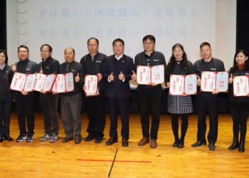 苗栗縣公私立中小學校長會議     鍾東錦期盼推動興建實驗中學