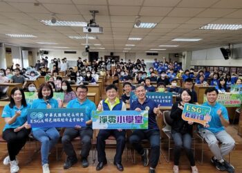 漾新聞|永續協會校園「淨零永續體育小學堂」四維國小首發 400學童踢足球聽講座樂翻了