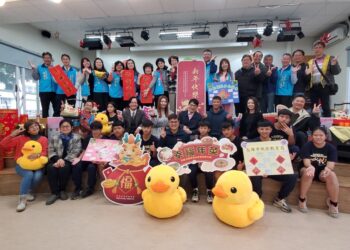 漾新聞|教育局長謝文斌到偏鄉 攜手校長協會家長會長協會贈年菜紅包福袋助弱勢生過好年