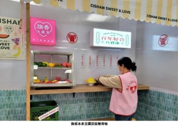 冰棒被偷咬 旗山戶政所結婚背板被當真