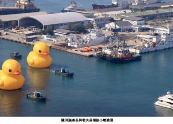 「2024 Kaohsiung Wonderland 冬日遊樂園」開幕 陳其邁與霍夫曼領航雙鴨進港