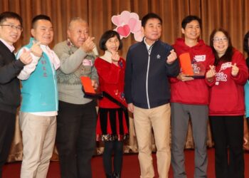 苗栗家扶113年寄養家庭授證 同場表揚資深寄養家庭