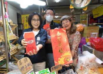 漾新聞|迎接金龍年議長康裕成快閃菜市場3000份紅包袋秒殺