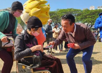 2024嘉有好市集年貨大街 龍總來「嘉」過新年 民眾開心領龍年紅包