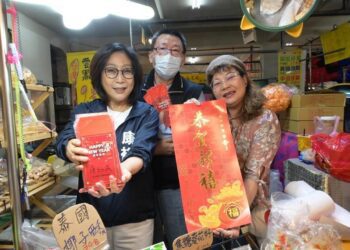 喜迎龍年 高市議長康裕成快閃菜市場發送紅包袋