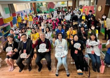 民生醫院飛象家園『文化報喜 龍來幸福』新春活動   陪同家園的孩童喜迎龍年的到來