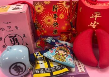 苗警節安發放小神衣新年版本 喜氣洋洋超應景獲民眾好評