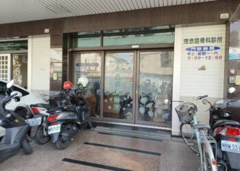 屏東縣博愛路底騎警車類似警服者，鬼鬼祟祟拍照，立馬揚長而去