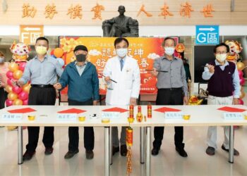 「龍轉乾坤 好運龍有春」嘉義長庚醫院揮毫贈春聯活動 迎新好運龍有春