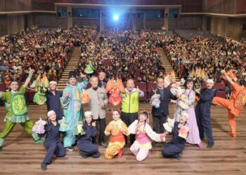 紙風車劇團跨海登澎演出 陳光復與鄉親一同享受這視覺饗宴歡慶龍年