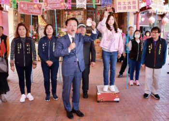幸福龍來嘉 大年初三 嘉義縣長翁章梁春節寺廟發紅包 民眾排隊領取新年福氣