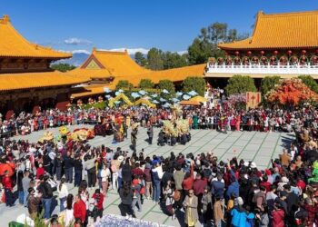 美國佛光山西來寺龍年迎春祈福 火到海外的年俗