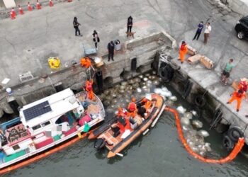 枋寮港區漂油污 海巡派艇協助清除