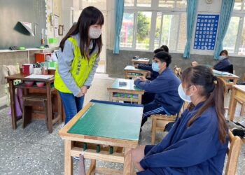 虛擬網紅直播 嘉縣警局少年隊強化「進入班級」法治教育教學宣導