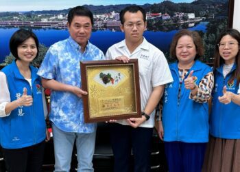 苗栗鮭魚回流方案就近入學表現佳 鍾東錦表揚竹南高中學測滿級分學生劉智群