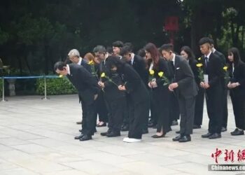 馬英九一行在廣州拜謁黃花崗七十二烈士墓