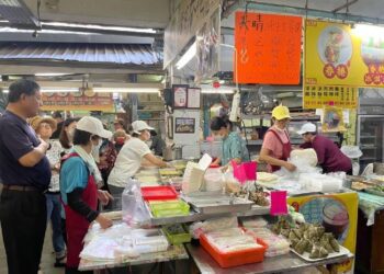 清明祭祖掃墓 潤餅美食相伴 嘉義市傳統市場手工潤餅交易熱絡大排長龍