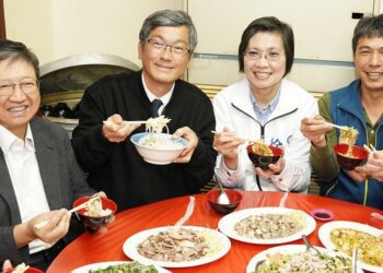 客委會主委、立委、縣長到訪客家美食店家 楊文科宣布營養午餐5月恢復使用粄條