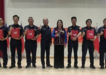 國際獅子會300E-2區捐贈鼓山分局AED心臟電擊器 展現獅子會服務社會的熱心