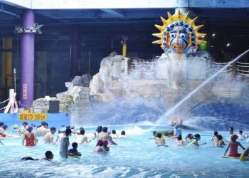 三人成行比半價更便宜 墾丁水世界號召大家下水囉！