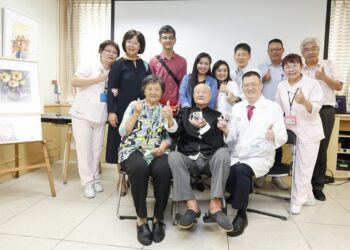 台南成醫居家照護到位助百歲人瑞辦畫展