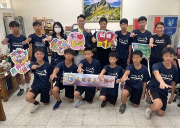 漾新聞|小校球隊逆轉勝事蹟感動人 阜冠國際劉柱均贈嘉興國中巧固球隊球衣助比賽圓夢