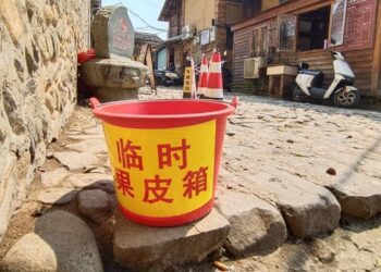 臨時廁所 進展到臨時果皮箱