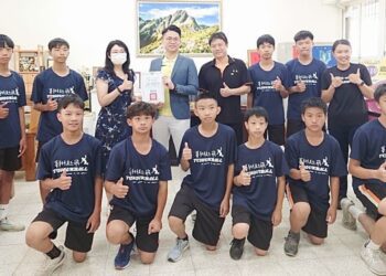 嘉興國中巧固球隊全國冠軍  獲贈球衣助為國爭光