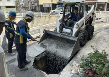 台南府連地下道旁凹陷1貨車卡住 灌漿搶修