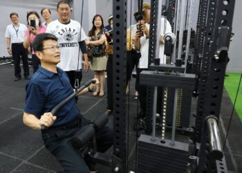嘉義大學肌力與體能訓練室啟用 金牌健力Q嬤李彩薇親自示範 參加人數超過百人