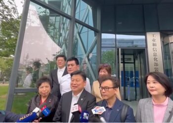 傅崐萁參觀小米汽車工廠 喊兩岸合作：要多買幾部回臺灣