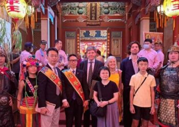 鄭成功祭典荷長官揆一與鄭成功後代子孫相見歡