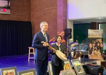 屏東縣縣長周春米致贈月琴給安娜堡市長克里斯多福·泰勒