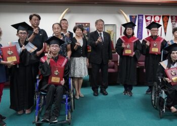 正修6學子克服身心障礙 生命鬥士奮發向上獲學習楷模