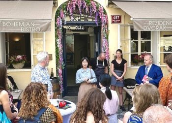 8國語言字幕之曉劇場「潮來之音」2024年歐巡首戰征服布拉格觀眾