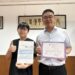 漾新聞|傑出校友La New董事長劉保佑每年捐百萬獎學金 鳳山高中陳泰辰獲獎助並分享英檢考照經驗