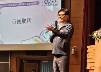 漾新聞|陳其邁鼓勵校長「終身學習」出示碳足跡考照「14057」號 笑稱要吳立森三個月考到證照否則就「換局長」